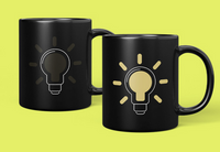 Taza mágica mostrando el cambio de color por efecto del calor Taza mágica mostrando el cambio de color por efecto del calor