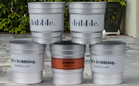 Vasos de aluminio reutilizables utilizados en conciertos
